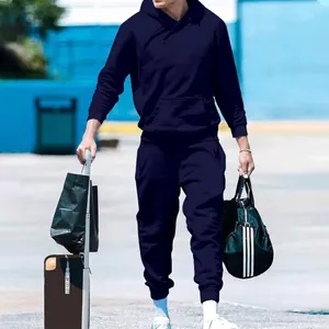 Vista detallada del chándal azul marino con capucha y forro polar para ropa casual de hombre.