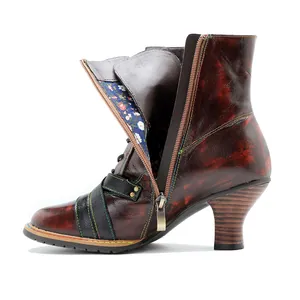Detailansicht handgefertigter Lederstiefeletten mit Blumenfutter und Vintage-Finish