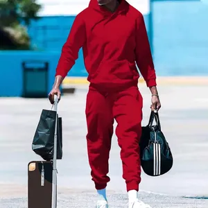 Vista de detalle del conjunto de chándal rojo con capucha y forro polar para hombre