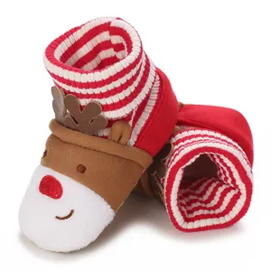 Detailansicht der weichen warmen Baby-Rentier-Lernlaufschuhe mit rot-weißen Streifen
