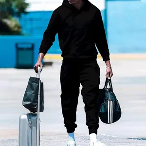 Detalle del conjunto de chándal con capucha y pantalón de chándal negro para hombre