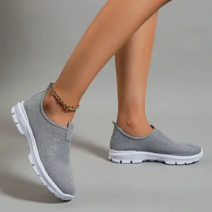 Vista dettagliata di scarpe slip-on in mesh grigio traspirante con suola bianca morbida