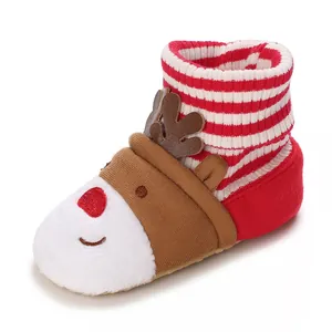 Detailansicht süßer Rentier Baby Schneeschuhe mit weichem Strickbündchen und Plüsch