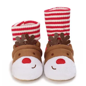 Detailansicht der Baby-Winterstiefel im Rentier-Design mit rot-weiß gestreiften Bündchen