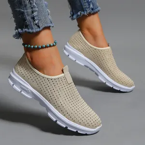 Sneakers slip-on in mesh beige da donna con suole bianche piatte e molto leggere