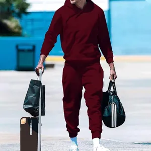 Detalle del chándal granate de forro polar para hombre con sudadera con capucha y jogger