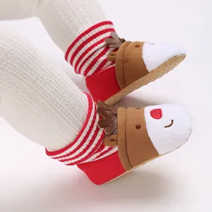 Nahaufnahme von Rentier-Babystiefeln mit weichem Fleecefutter und Geweih-Design
