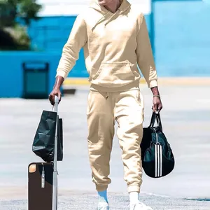 Detalle de un conjunto de chándal beige para hombre con sudadera con capucha y forro polar