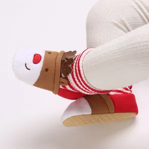 Nahaufnahme von Baby-Rentier-Schneestiefeln mit Geweih und rutschfester Sohle für den Winter