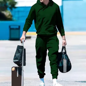 Vista completa de chándal con capucha para hombre en color verde oscuro afelpado