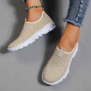 Vista dettagliata delle scarpe slip-on in maglia beige traspirante con suole.