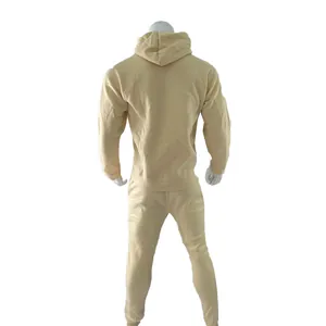 Vista trasera detallada de un conjunto de chándal de forro polar beige para hombre