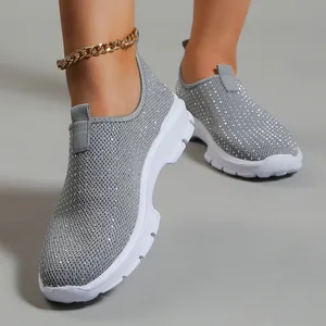 Vista dettagliata delle sneakers slip-on grigie in mesh traspirante con strass lucidi