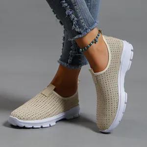 Vista dettagliata del tessuto a rete beige traspirante e della suola bianca delle scarpe