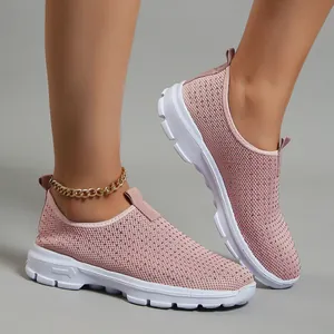 Vista dettagliata di scarpe slip-on in maglia rosa traspirante con suola bianca da donna.