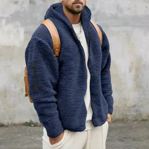 Vista dettagliata di una felpa con cappuccio in pile blu scuro da uomo in stile casual