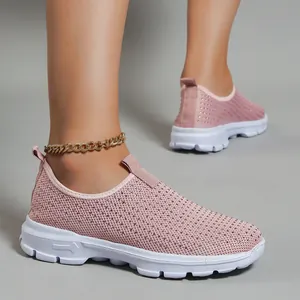 Vista dettagliata di sneaker slip-on in mesh traspirante rosa da donna su sfondo grigio
