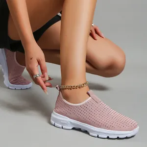 Dettaglio di sneaker slip-on in mesh traspirante rosa per l'estate