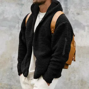 Dettaglio della giacca con cappuccio sherpa nera da uomo che mostra la trama