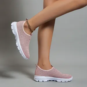 Dettaglio del tessuto a maglia rosa traspirante e della calzata di queste sneakers