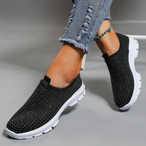 Vista ravvicinata di sneaker slip-on in mesh traspirante nero con strass luccicanti
