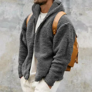 Dettaglio della giacca con cappuccio in pile grigio da uomo con cerniera per l'inverno