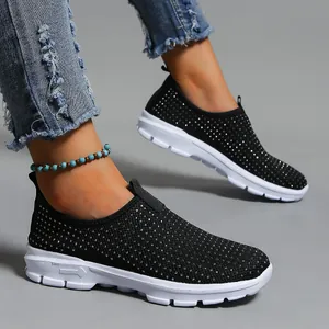 Scarpe slip-on in rete traspirante nera con strass scintillanti e suola bianca flessibile
