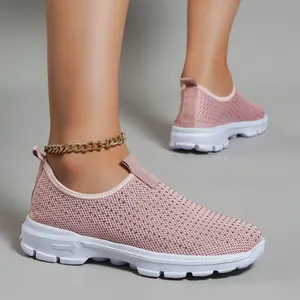 Sneaker slip-on in mesh rosa traspirante con strass e suola bianca per l'estate