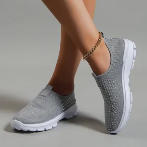 Sneakers slip-on grigie traspiranti in rete con eleganti dettagli in strass