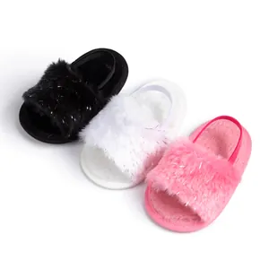 Detalle de sandalias mullidas para bebé en negro, blanco y rosa con correa elástica