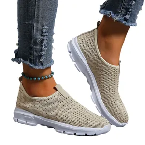Sneakers slip-on in flyknit traspirante per donna in beige con suola piattaforme bianche