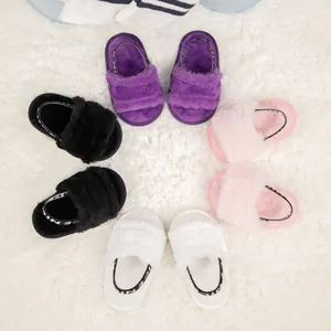 Vista superior de sandalias peludas para bebé en varios colores con tira elástica