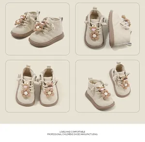 Vue multi-angle de bottines pour bébé beige avec motif matelassé et jolis charms