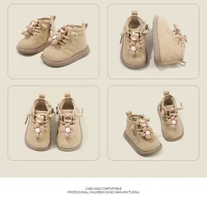 Vues détaillées de bottines matelassées beiges pour bébés avec fleurs et poupées
