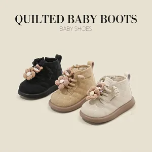 Bottines matelassées pour bébés filles avec breloque fleur en noir, kaki et crème.
