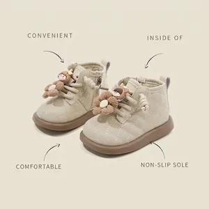 Bottes élégantes en cuir beige pour bébés filles avec fleur 3D et fermeture éclair