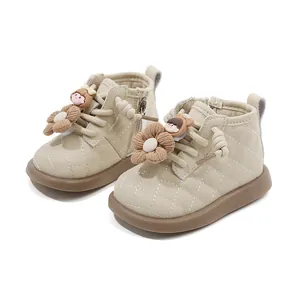 Bottines beiges matelassées pour bébés filles avec de charmants accessoires de dessins