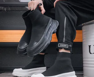 Detailweergave van ademende zwarte hoge heren sneakers met sok-stijl en dikke plateauzolen