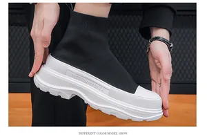 Detail van zwarte high-top sok sneakers met ademend breisel en een dikke witte zool