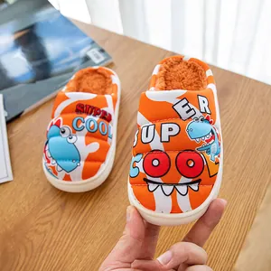 Kinderhausschuhe mit Cartoon-Dinosaurier-Print und warmem Plüschfutter in Orange