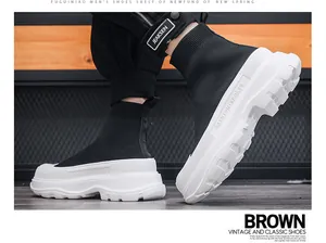 Zijaanzicht van ademende high-top sok sneakers voor heren met dikke witte plateauzolen