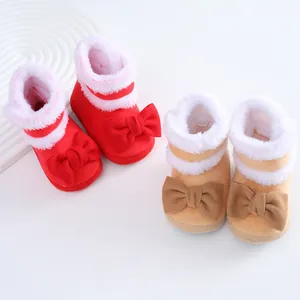 Detailansicht weicher Fleece-Babystiefel mit Schleife und Kunstpelzbesatz für Babys