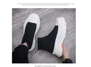 Close-up van zwart-witte heren high-top sok sneakers met ademend mesh