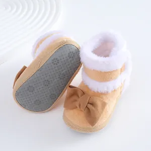 Detailansicht der Babyschuhe mit rutschfester Sohle und warmem weißen Kunstfellbesatz