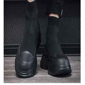 Gedetailleerde opname van zwarte high-top sok sneakers met dikke chunky platformzolen