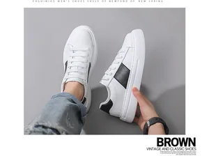 Detailansicht weißer Plateausneaker mit schwarzen Seitenstreifen und dicker Schaumsohle