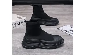 Detailopname van zwarte ademende high-top sok sneakers met dikke zolen voor heren