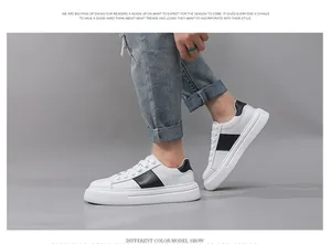 Stylische weiße Herren-Sneaker mit dicker Plateausohle und schwarzem Seitenstreifen