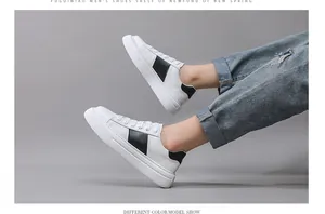 Moderne Herren-Plateau-Sneaker in Weiß mit schwarzen Akzenten am Fuß
