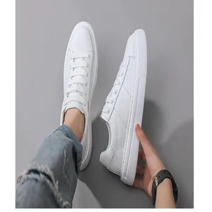 Detailansicht der stylischen weißen Herren-Plateau-Sneaker mit dicker Sohle und Schnürung